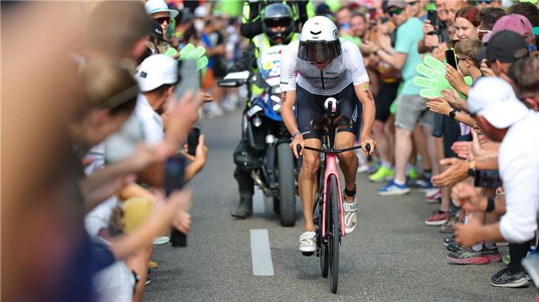 Ohne Triathlon-Weltbestzeit: Favoritin Philipp siegt in Roth Der deutsche Triathlet Jonas Schomburg wurde nach einem starken Roth-Rennen Zweiter.