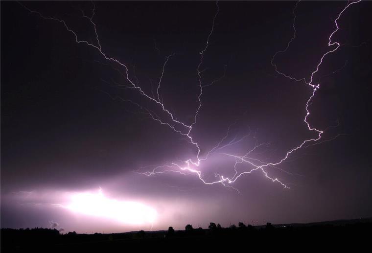 Warnung vor starkem Gewitter in Bremerhaven Ein Blitz zuckt bei einem Gewitter am nächtlichen Himmel bei Ellwangen.