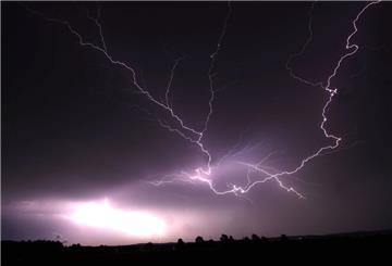 Ein Blitz zuckt bei einem Gewitter am nächtlichen Himmel bei Ellwangen. 