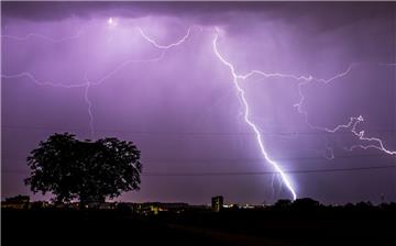 Der Deutsche Wetterdienst warnt vor einem Gewitter.
