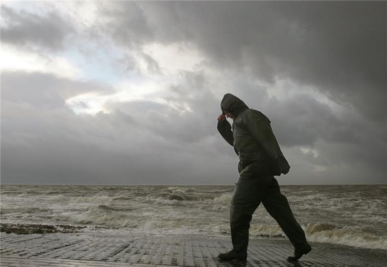 Der Deutsche Wetterdienst warnt vor heftigem Schneefall und starken Windböen in Bremerhaven und umzu. 