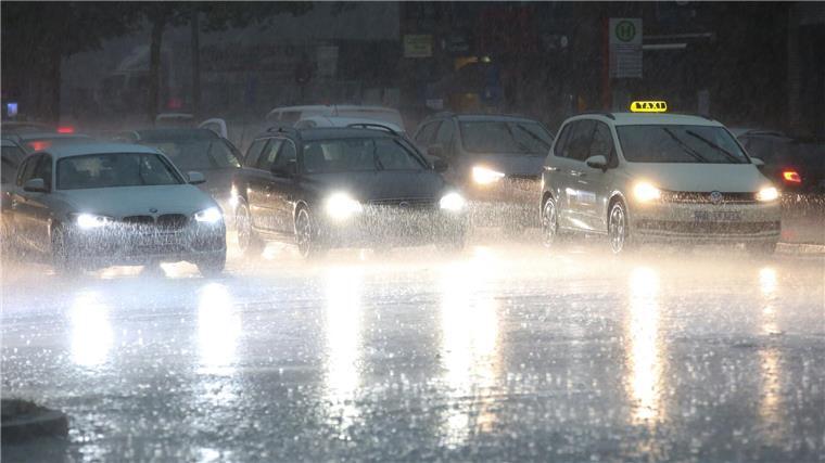 Der Deutsche Wetterdienst warnt vor schweren Gewittern mit Starkregen und Hagel im Norden. (Symbolfoto)