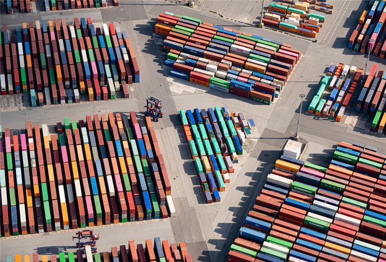 Deutsche Wirtschaft vor langer Schwächephase Das Luftbild zeigt zahlreiche Container auf dem Gelände eines Containerterminals im Hamburger Hafen.