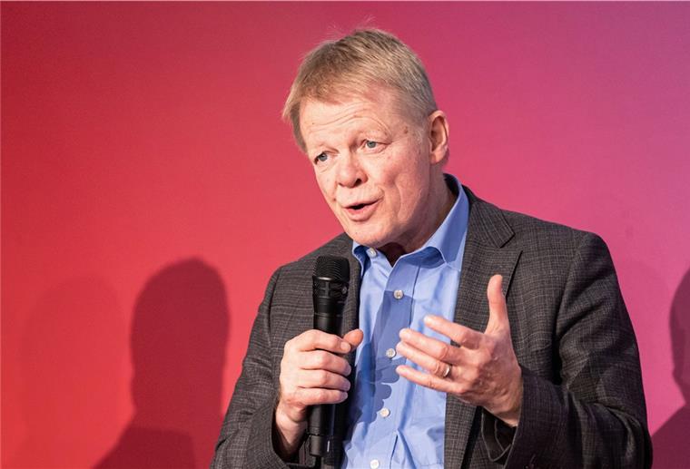 Reiner Hoffmann, DGB-Bundesvorsitzender, redet bei der Bezirkskonferenz des DGB für den Bezirk Niedersachsen - Bremen - Sachsen-Anhalt. 