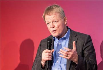 Reiner Hoffmann, DGB-Bundesvorsitzender, redet bei der Bezirkskonferenz des DGB für den Bezirk Niedersachsen - Bremen - Sachsen-Anhalt. 