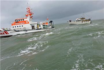 Der DGzRS-Seenotrettungskreuzer „Hermann Rudolf Meyer“ nimmt die havarierte Yacht in Schlepp.