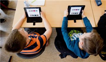 Der Digitalpakt Schule sieht vor, dass der Bund in den kommenden Jahren insgesamt fünf Milliarden Euro für digitale Geräte und Lernprogramme in Schulen zahlt.