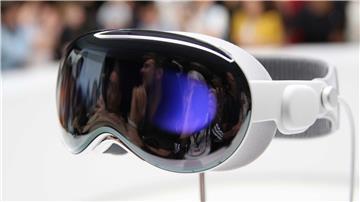 Der Digitalverband Bitkom erwartet, dass die Computerbrille Apple Vision Pro die Nutzung des Metaverse in Unternehmen vorantreibt (Archivbild).