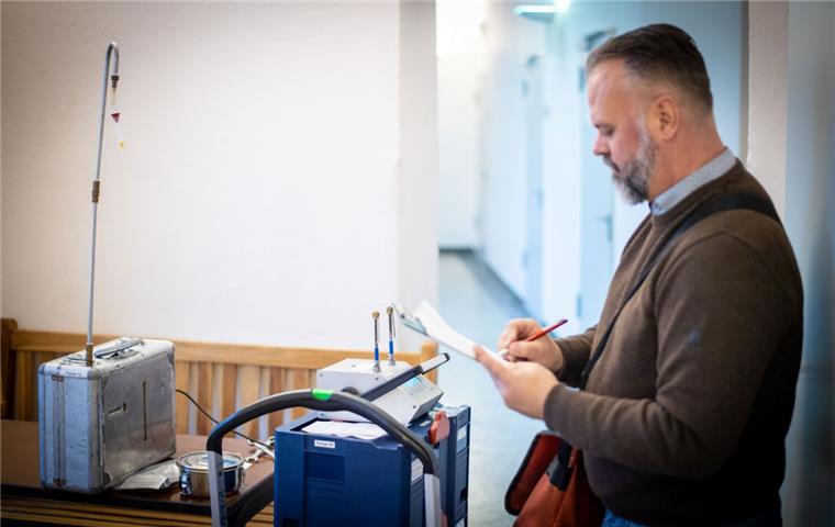 Gasgeruch: Lloyd Gymnasium bleibt teilweise am Montag geschlossen Ursache unbekannt: Der Diplom-Biologe Michael Köhler vom Bremer Umweltinstitut nahm am Sonnabend im Lloyd Gymnasium Proben in den Räumen mit Chlorgestank.