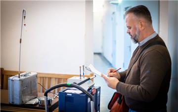 Ursache unbekannt: Der Diplom-Biologe Michael Köhler vom Bremer Umweltinstitut nahm am Sonnabend im Lloyd Gymnasium Proben in den Räumen mit Chlorgestank.
