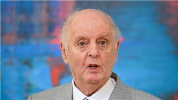 Der Dirigent Daniel Barenboim wird Ehrenbürger Berlins.