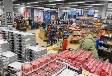 Kunden gehen durch die Woolworth-Filiale. Der Discounter Woolworth fährt eine aggressive Expansionspolitik. Noch im Juni und Juli sollen insgesamt 14 neue Filialen eröffnen.