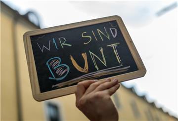 «Wir sind Bunt» steht auf einer Tafel.