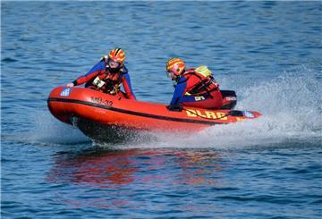 Wasserretter der Deutschen Lebens-Rettungs-Gesellschaft (DLRG) fahren in einem Schnellboot über den Chiemsee.