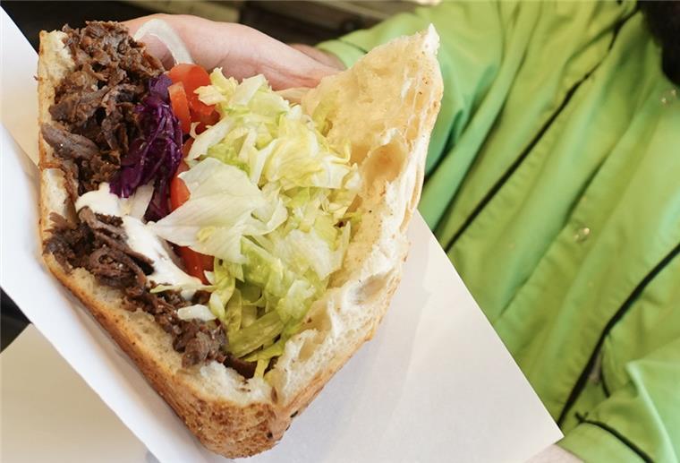 Der Döner feiert 50. Geburtstag Der Döner, wie er hier serviert wird, soll vor 50 Jahren in Berlin erfunden worden sein.