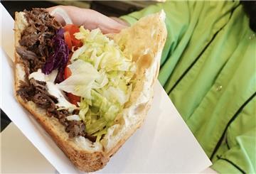 Der Döner, wie er hier serviert wird, soll vor 50 Jahren in Berlin erfunden worden sein.