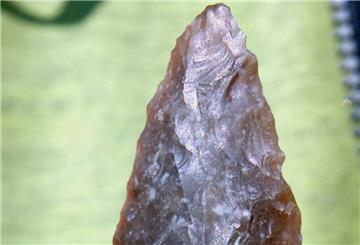 Bei Bauarbeiten ist in Potsdam ein 4000 Jahre alter Dolch aus Feuerstein entdeckt worden