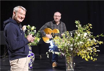 Der „doppelte Jörg“: TiF-Chef Jörg Göddert und Jazzmusiker Jörg Seidel improvisieren das erste Livestream-Konzert im Theater im fischereihafen. Jeden Sonntag und Mittwoch um 15 Uhr ist eine Sendung geplant.