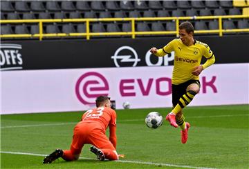Der Dortmunder Thorgan Hazard (rechts) schießt das Tor zum 3:0.
