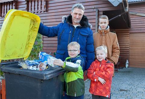 Der Dorumer Carsten de Buhr, hier mit seinen Söhnen Levin, Thorin und Luuk, ärgert sich, dass im Landkreis keine Gelben Tonnen mehr geleert werden.