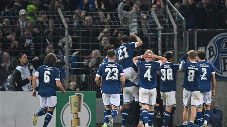 Der Drittligist schmeißt die Berliner aus dem Pokal.