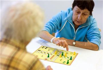 Der DRK-Kreisverband Bremervörde bietet seit 2005 eine Alzheimer-Selbsthilfegruppe in Bremervörde, seit 2006 in Zeven sowie seit 2012 in Rotenburg-Waffensen an.