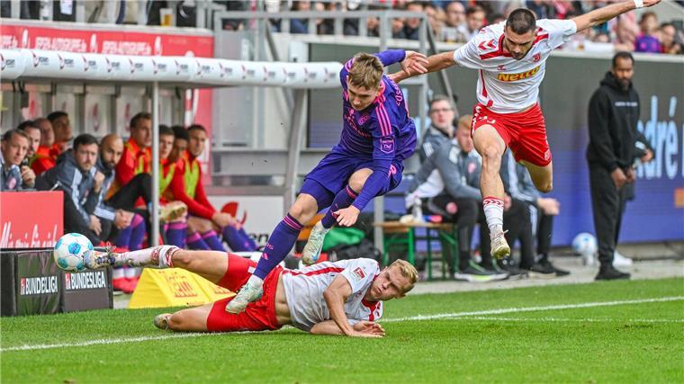 Spitzenreiter Düsseldorf gewinnt bei Schlusslicht Regensburg Der Düsseldorfer Isak Johannesson im Zweikampf mit den Regensburgern Louis Breunig (l) und Rasim Bulic.