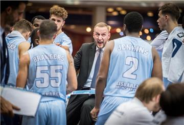 Arne Woltmann mit Basketballspielern.