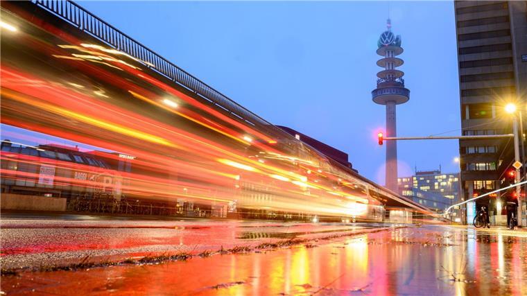 Der ehemalige Fernsehturm „Telemoritz“ (auch „VW-Tower“) steht an der Raschplatzhochstraße. Der im Jahr 1959 gebaute und 141 Meter hohe Turm ist seit dem Jahr 2000 im Besitz von Volkswagen Nutzfahrzeuge.