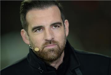 Der ehemalige Nationalspieler Christoph Metzelder sitzt vor Spielbeginn im Fernsehstudio des TV-Senders Sky.