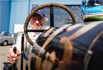 Der ehemalige Rennfahrer Leopold Prinz von Bayern sitzt gern am Steuer.