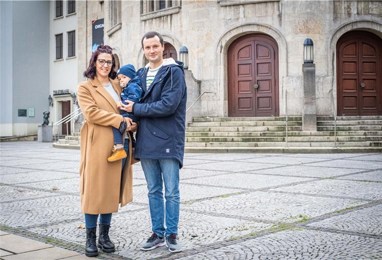 Der ehemalige Tänzer des Bremerhavener Stadttheaters, Oleksandr Shyryayev, hier mit seiner Frau Jessica De Fanti Teoli und Sohn Nikolai (1), hat zwar die Einbürgerungszusage des Magistrats erhalten, soll aber zuvor seinen ukrainischen Pass im Kriegsgebiet von Donezk zurückgeben. Foto: Hartmann