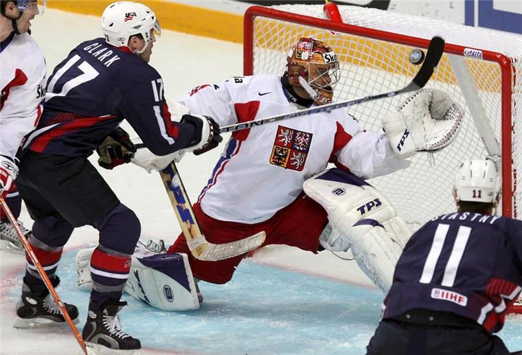 Wieder ein ehemaliger Eishockey-Profi tot: Ex-Freezers-Star stirbt in Badewanne Der ehemalige tschechische Eishockey-Torwart Roman Cechmanek ist am Sonntag tot in seiner Badewanne aufgefunden worden. Er wurde 52 Jahre alt (Archivbild)