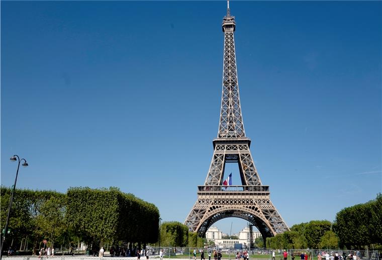 Reisewarnung für Paris und Côte d‘Azur Der Eifelturm in Paris ist ein beliebtes Touristenziel. Für die französische Hauptstadt gilt jetzt aber eine Maskenpflicht.
