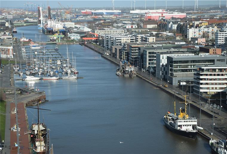 Der Eimerkettenbagger „Bremerhaven“ liegt bereits im Neuen Hafen. Ab Montag wird er einen Teil des Hafenbeckens vertiefen.