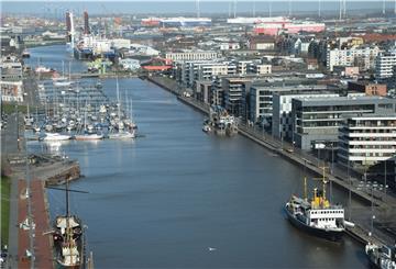 Der Eimerkettenbagger „Bremerhaven“ liegt bereits im Neuen Hafen. Ab Montag wird er einen Teil des Hafenbeckens vertiefen.