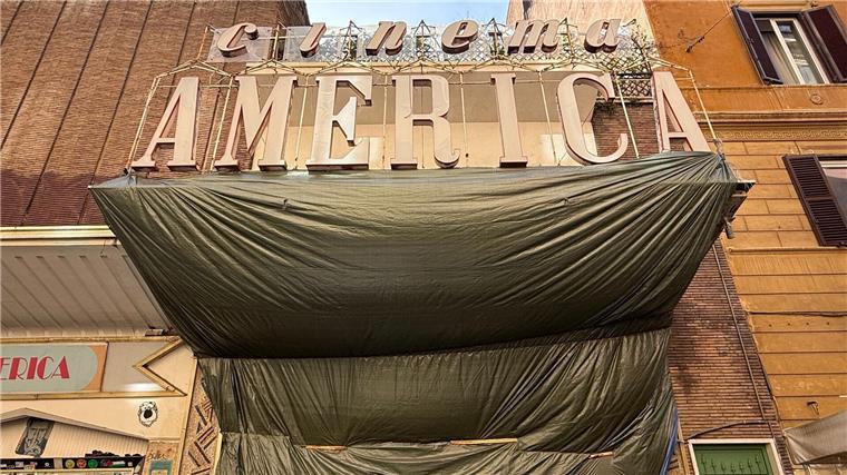 Das große Kinosterben - Hollywood kommt Rom zu Hilfe Der Eingang des „Cinema America“ ist mit einer großen Plane verhüllt.