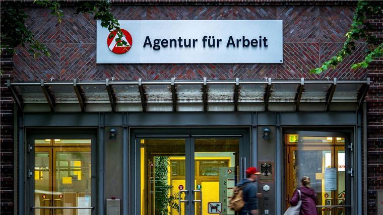 Zahl der Arbeitslosen in Bremen leicht gestiegen Der Eingang zur „Agentur für Arbeit“.