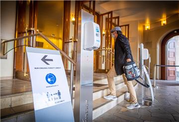 Der Eingangsbereich des Großen Hauses wird von Weghinweisen und Desinfektionsspendern gesäumt. Foto: Hartmann