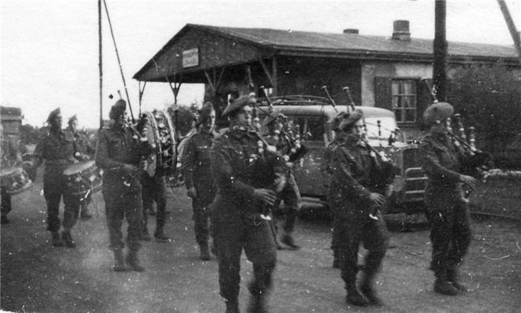 Der Einmarsch schottischer Soldaten am Tag nach der Befreiung des Kriegsgefangenenlagers Sandbostel im April 1945.