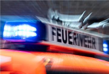 ARCHIV - 12.02.2025, Baden-Württemberg, Stuttgart: Ein Einsatzfahrzeug der Feuerwehr steht mit Blaulicht im Hof der Feuerwache 5 Filder (gestellte Szene, Zoomeffekt durch Langzeitbelichtung). (zu dpa: «Verletzter nach Garagenbrand in Obermaßfeld») Foto: Marijan Murat/dpa +++ dpa-Bildfunk +++