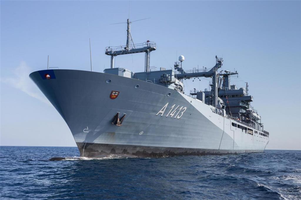 Der Einsatzgruppenversorger der Marine ist zum ersten Mal in Bremerhaven. Die „Bonn“ ist das größte Schiff der Deutschen Marine und seit 2013 im Dienst. Zuletzt war die „Bonn“ zwischen der Türkei und Griechenland unterwegs, um Flüchtlinge abzuschrecken. Foto Bonn
