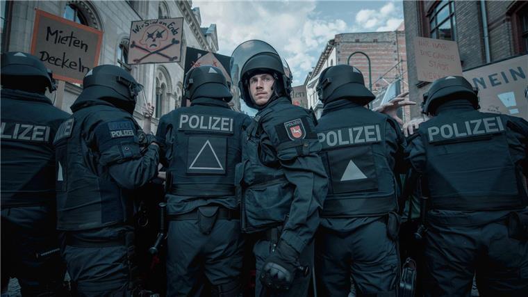 Jeder gegen jeden - „Allein zwischen den Fronten“ im ZDF Der Einsatztrupp der Polizei um Gruppenführer Jan Vogt versucht, Demonstrierende zurückzudrängen