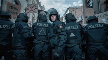 Der Einsatztrupp der Polizei um Gruppenführer Jan Vogt versucht, Demonstrierende zurückzudrängen