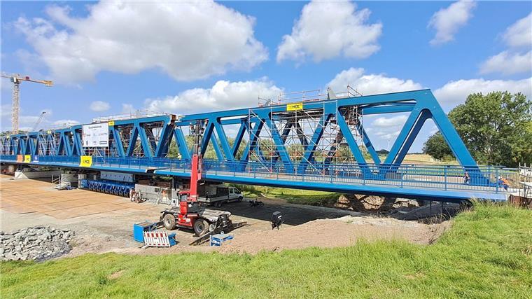 Erster Teil von neuer Friesenbrücke an der Ems aufgebaut Der Einschub der ersten Brückenteile für die neue Friesenbrücke ist früher abgeschlossen worden als geplant. (Archivbild)