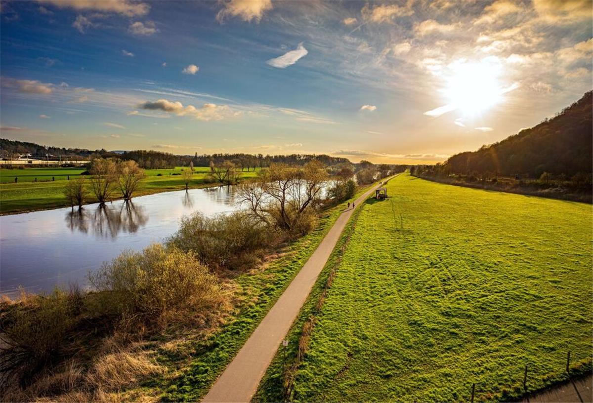 Alle Radler zieht’s ans Meer: Diese Nordsee-Routen sind gerade unschlagbar Der Elberadweg und der Weser-Radweg (Foto) enden direkt an der Nordsee – perfekt für alle, die mit dem Rad Meer erleben wollen. Cuxhaven bietet dabei den idealen Schlusspunkt mit Wattblick und Seeluft.