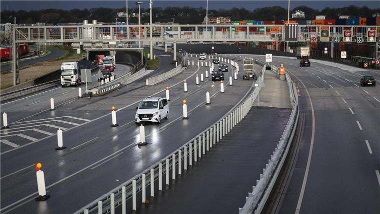 Warnstreik bei Hamburgs großen Bühnen Der Elbtunnel war nach mehr als neunstündiger Sperrung am Morgen wie geplant wieder freigegeben worden. (Archivfoto)
