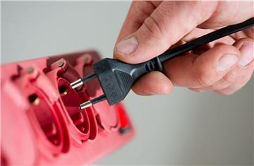 Der Elektriker war nur wenige Minuten da und berechnet trotzdem eine Stunde. Viele Betriebe rechnen die Fahrtzeit mit ein.