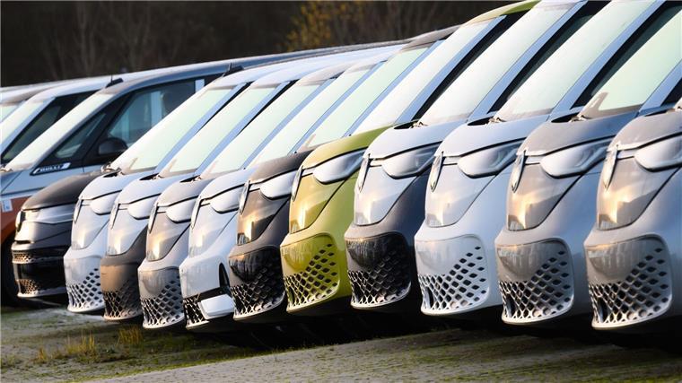 VW Nutzfahrzeuge hält Absatz fast stabil Der Elektro-Bulli ID. Buzz fand 2024 rund 29.000 Käufer. (Archivbild)