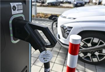 Ein Elektroauto wird an einer Ladesäule auf dem Parkplatz vor Ikea geladen. 
